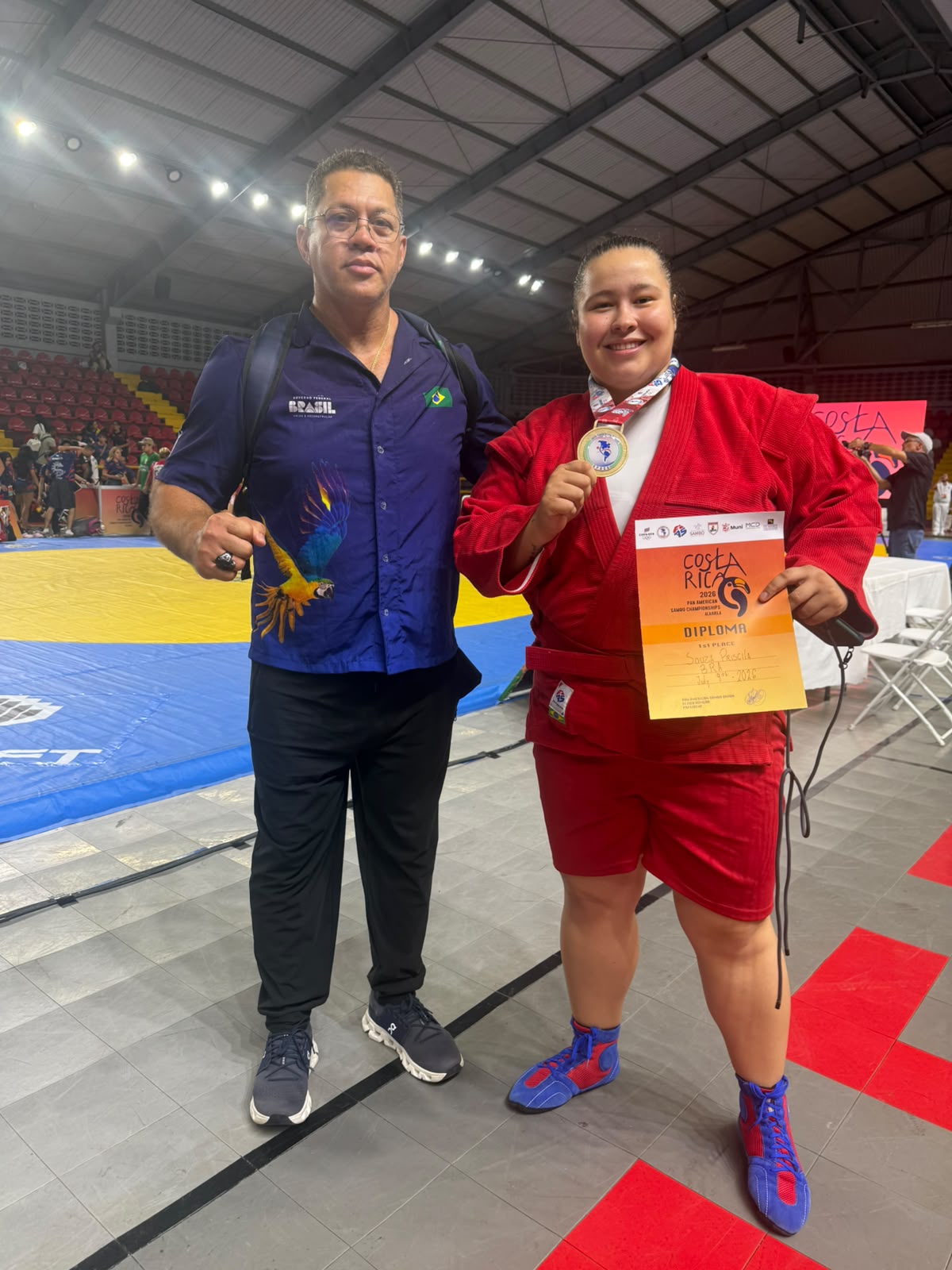 Priscila Rodrigues com medalha de ouro